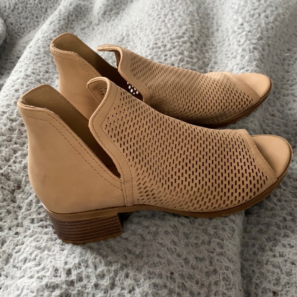 Unr8ed sandal with a little heel. - Picture 1 of 3